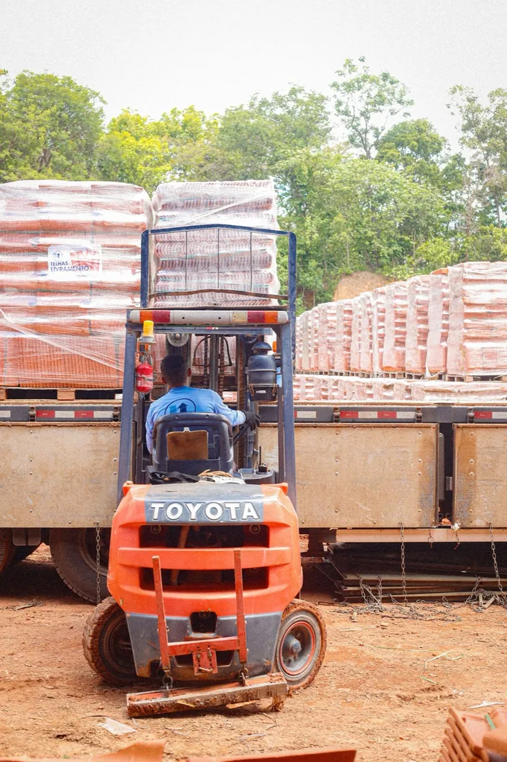 Carregamento de telhas paletizadas na Cerâmica Livramento