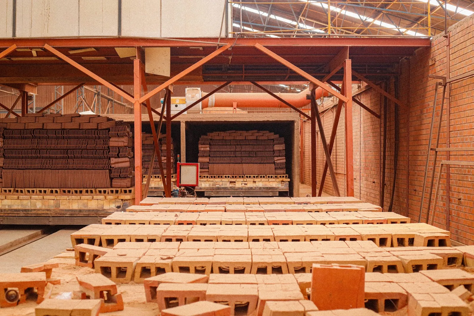 Forno e paletes de telhas na fábrica