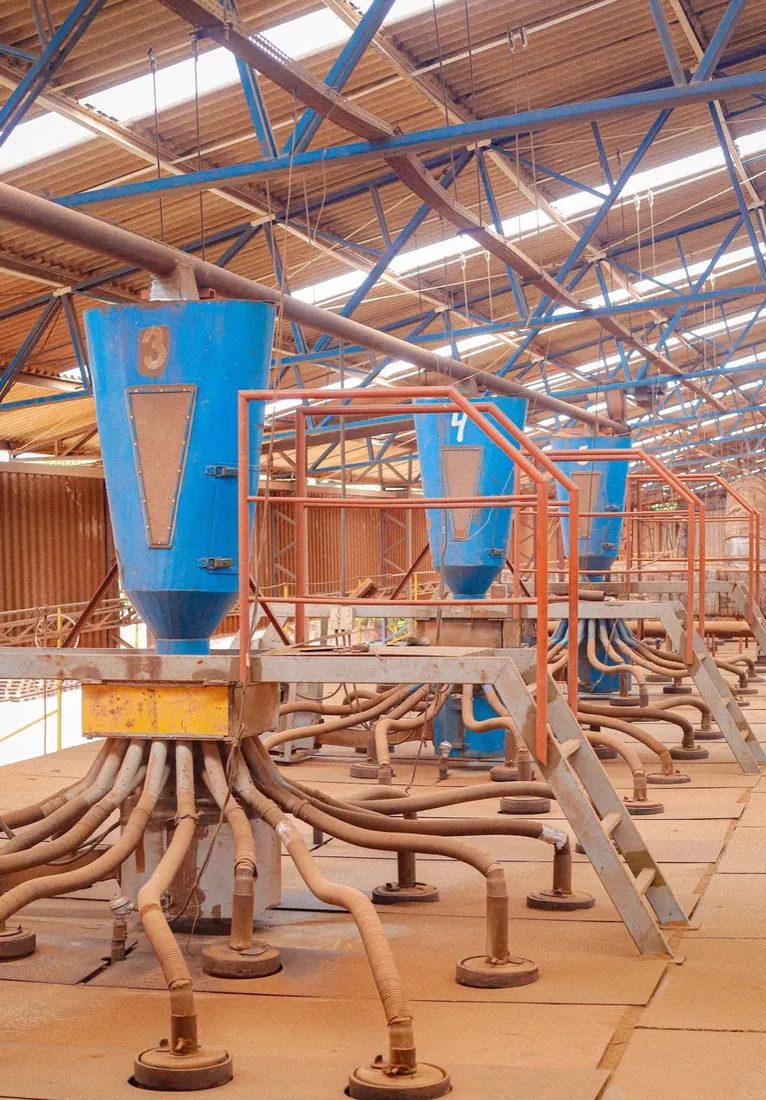 Produção de telhas na Cerâmica Livramento